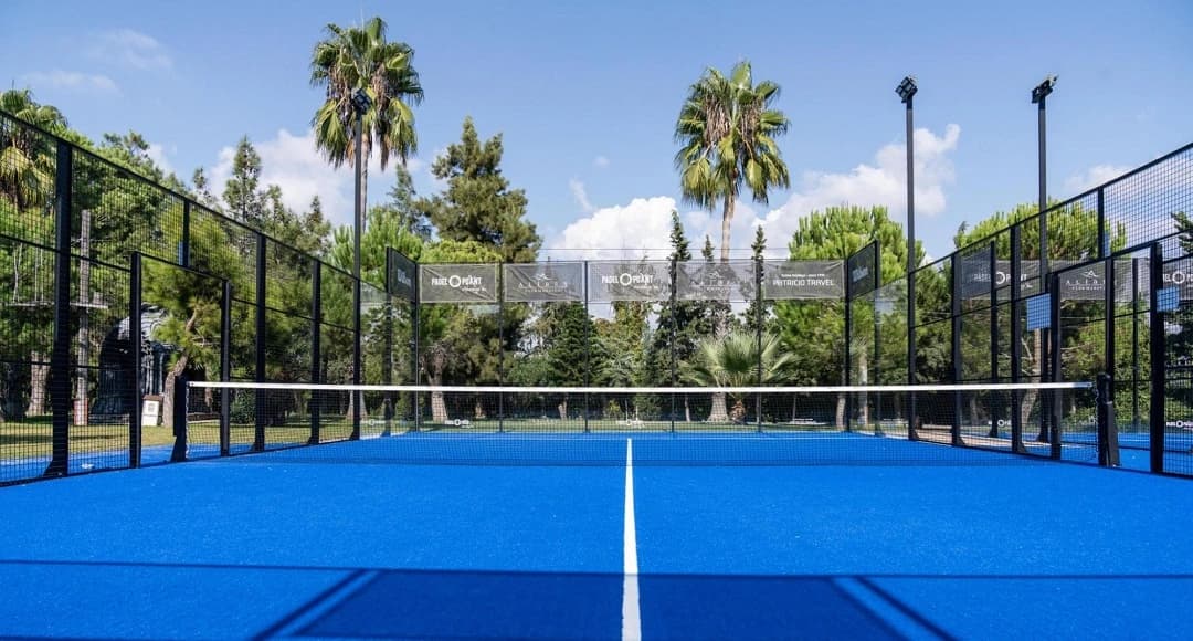 İzmir Padel Kortları 2026: Mavişehir, Urla, Bornova - Fiyatlar ve Rezervasyon